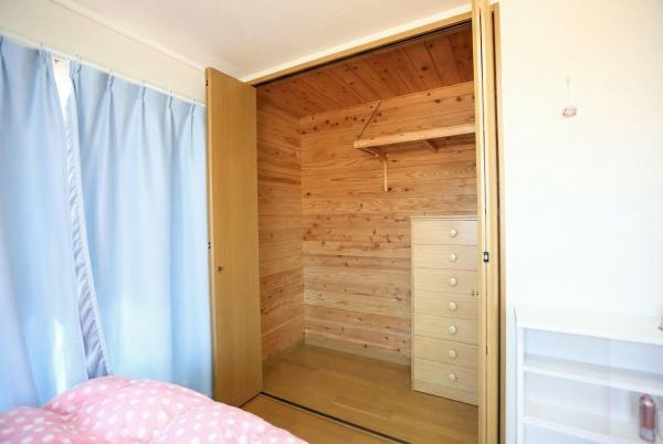 城東町　戸建ての収納|木目調の内装が特徴的な収納スペースです。奥行きがありたっぷりと荷物を整理できます。