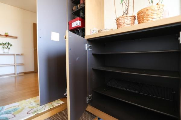 城東町　戸建ての玄関|玄関には収納力のあるシューズボックスが備え付けられておりすっきりと片付けやすい空間です。明るい床と柔らかな色合いのインテリアが印象的です。玄関から室内への動線も使いやすい作りになっています。