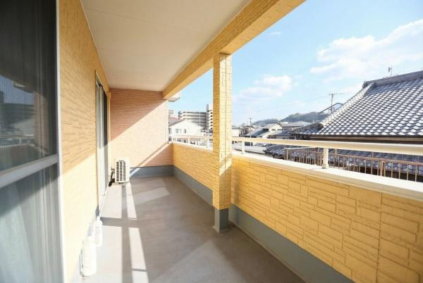 城東町　戸建てのバルコニー|広々としたバルコニーは開放感があります。周囲の眺望を楽しめる設計が特徴です。手すりも高めで安心して利用できます。陽当たりも良好で快適に過ごせます。