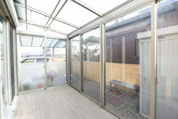 城東町　戸建てのその他|ガラス張りの空間で明るさをしっかり確保できます。天井まで広がる窓が解放感を演出します。床面は落ち着いた雰囲気でお手入れもしやすい設計です。外の景色も楽しめる空間です。