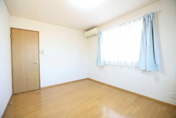 城東町　戸建ての洋室|明るい光が差し込む洋室です。シンプルな内装でお好みに合わせてコーディネートが可能です。ナチュラルなフローリングが空間を広く感じさせます。