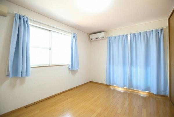 城東町　戸建ての洋室|明るい洋室でナチュラルなフローリングが広がっています。窓が2カ所にあり採光がしっかり確保されています。