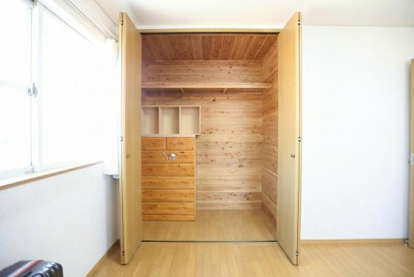 城東町　戸建ての収納|木の温もりを感じられる収納スペースです。室内に調和するシンプルなデザインが魅力です。部屋をすっきり見せたい方におすすめできます。