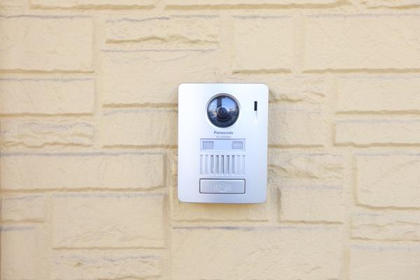 城東町　戸建てのその他|シンプルなデザインのカメラ付きインターホンです。直線的なデザインが外壁に馴染みやすい印象です。来客時の対応がしやすい設備です。