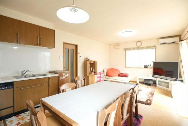 城東町　戸建ての居間・リビング|明るいリビングが広がり窓からの自然光が室内にしっかりと届きます。ダイニングスペースとリビングスペースが分かれていて使いやすい間取りです。キッチンとダイニングが隣接し生活動線がスムーズです。