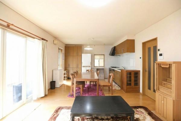 城東町　戸建ての居間・リビング|明るいリビングが広がりを感じさせます。窓からの採光で室内がとても快適です。木目調のインテリアが落ち着いた雰囲気を演出しています。キッチンまで見渡せるオープンな空間です。