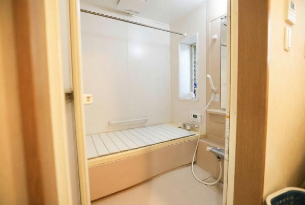 城東町　戸建ての浴室|明るい色合いのバスルームで清潔感があります。小窓が付いており換気もしやすい仕様です。手すりも設置されていて安心感があります。