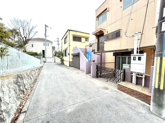 神戸市垂水区霞ケ丘６丁目戸建の前面道路含む現地写真