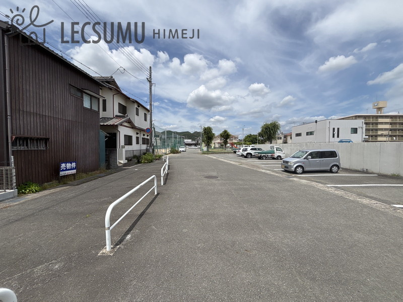 姫路市土山2丁目/中古戸建の前面道路含む現地写真