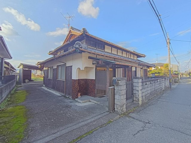 西条市福武甲1037　売土地の外観|１２５坪超の広大で平坦な土地は、平屋建てや２階建てなど様々な建築計画に柔軟に対応します。更地渡しのため解体工事の手間がなく、お好みのハウスメーカーでこだわりの住まいづくりをすぐに始められます。