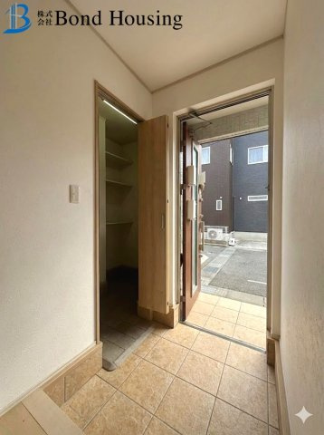 角地に付き開放感あり　魚住町西岡　中古戸建の玄関