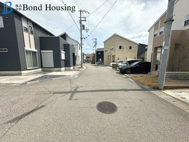 角地に付き開放感あり　魚住町西岡　中古戸建の駐車場
