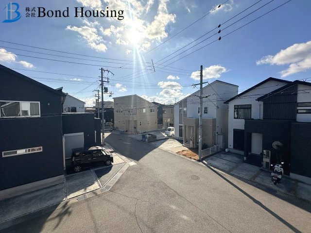 角地に付き開放感あり　魚住町西岡　中古戸建の前面道路含む現地写真