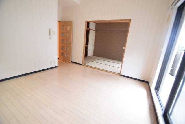 ＩＮＳＵＲＡＮＣＥ　ＢＬＤＧ．Ⅸの居間・リビング