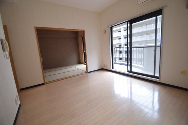 ＩＮＳＵＲＡＮＣＥ　ＢＬＤＧ．Ⅸの居間・リビング|広々したリビングです（写真は別号室です）