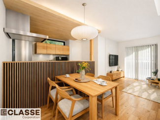 【居間・リビング】 | 宇治市広野町寺山　新築戸建 | 腰壁のリブパネルと下がり天井の間接照明が、キッチンに立体感と奥行きを演出。
やわらかな光に包まれ、料理の時間が心地よくなります。