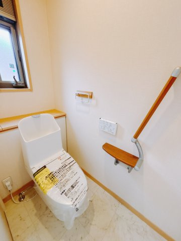 【中古戸建】足利市八椚町のトイレ|■トイレ｜1階と2階にトイレがございます♪壁には小物を置けるスペースがあるのでトイレットペーパーのストックを置いておくのにも便利です♪写真などを飾ってもおしゃれですね♪
