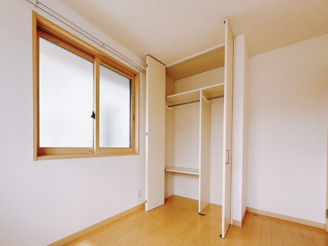 【中古戸建】足利市八椚町の洋室|■2階洋室｜お子様の一人部屋にピッタリな洋室。木のぬくもりを感じるフローリングは、天然木の味わいが時とともに深みを増していきます。また、傷にも強く、フリーワックスでお手入れもラクラクです♪