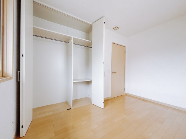 【中古戸建】足利市八椚町の洋室|■2階洋室｜ナチュラルカラーの床です。模様替えなどとても楽しく工夫できます♪陽当たり、風通しもとても良いので毎日快適な生活スタートです！子供部屋にも良いですね♪
