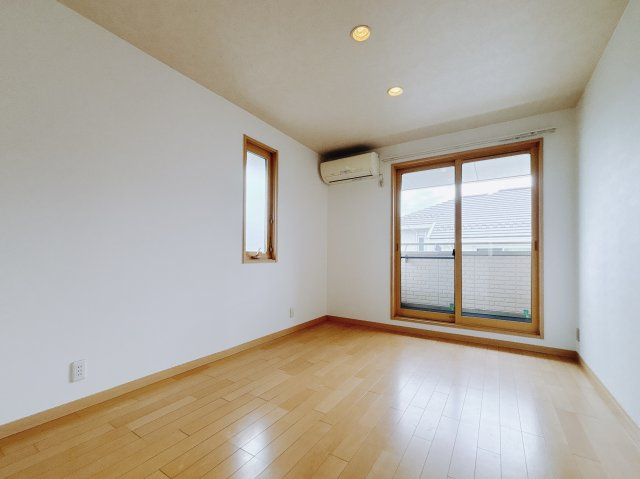 【中古戸建】足利市八椚町の洋室|■主寝室｜広い寝室ならインテリアも自由自在にお楽しみいただけます♪お外から帰ってきた後は寝室でゆっくり自分の時間をお過ごしください。