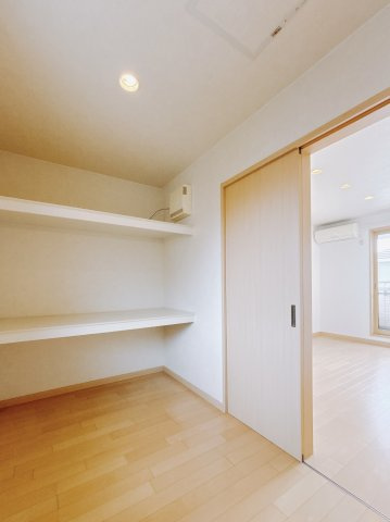 【中古戸建】足利市八椚町の収納|■WIC｜お気に入りのお洋服もシワを作らずきれいに管理ができる夢のウォークインクローゼット！今お使いの収納ケースもスッポリそのまま収まる広さです♪