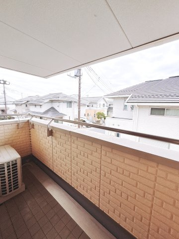 【中古戸建】足利市八椚町のバルコニー|■バルコニー｜あたたかな陽のひかりを浴びることのできるバルコニー。お洗濯物やお布団を干せば、家族みんなが気持ちよく暮らすことができます(*^^*)