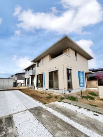 【中古戸建】足利市八椚町の外観|■外観｜広々とした駐車スペースで楽々駐車可能！お買い物後もスムーズにお荷物を運べます♪