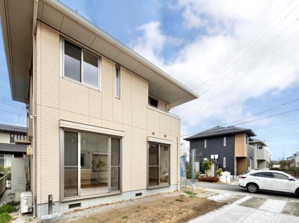 【中古戸建】足利市八椚町の外観|■外観｜土日のご見学はもちろん、平日・夜間のご案内も大歓迎です♪「今から見たい」や「仕事終わりに見たい」にもご対応できますのでお気軽にお問い合わせください♪