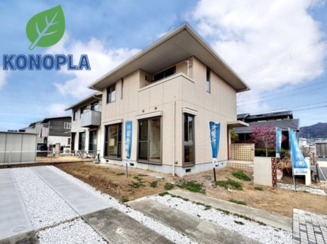 【中古戸建】足利市八椚町の外観|■外観｜南西側のお庭なので暗くなりがちな夕方も明るい印象にしてくれます♪道路から離れたお庭なのでお子様が外で遊ぶ際も安心です♪リビングからお庭が見える子育て世帯にも嬉しい設計です♪