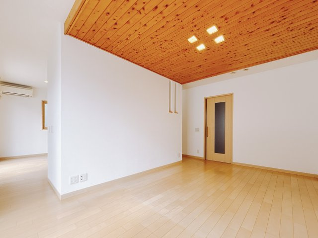 【中古戸建】足利市八椚町の居間・リビング|■リビング｜家族でゆったりくつろげる、居心地の良いリビング♪賃貸と違って、テレビや音楽の音を気にしなくて良いことが嬉しいですね(*＾＾*)