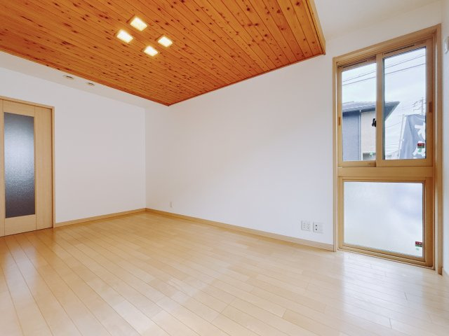 【中古戸建】足利市八椚町の居間・リビング|■リビング｜木製で懐かしさのある家具やアンティーク調の小物に囲まれてレコードを流したり小説を読んだり…そんな心ときめく暮らしをしませんか？