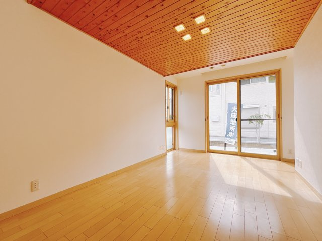 【中古戸建】足利市八椚町の居間・リビング|■リビング｜これから長く住むお家のリビングには毎日気持ちのいい日差しが差し込みます。ポカポカ日向ぼっこをしながらお昼寝をするのもいいですね♪明るいリビングに気分も晴れやかに♪