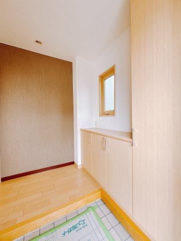 【中古戸建】足利市八椚町の玄関|■玄関｜靴で溢れてしまうご家庭でも安心の大きさがある下駄箱。お子さんの靴がこれから増えても安心な大きさです。