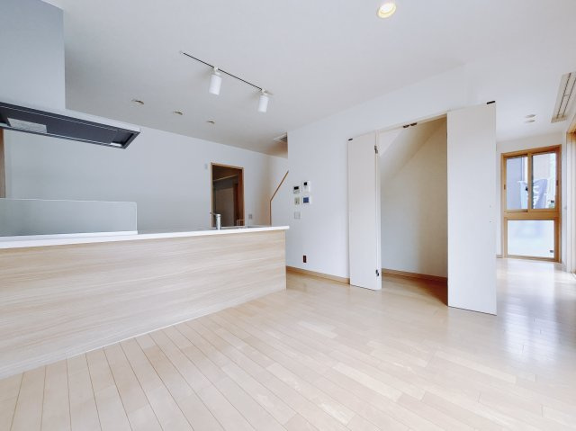 【中古戸建】足利市八椚町の居間・リビング|■リビング階段｜「いってらっしゃい」「ただいま」と顔を見ながら言えるリビング階段は家族のコミュニケーションをサポートするだけでなく、出入りが分かりやすいので防犯の面でも安心です♪