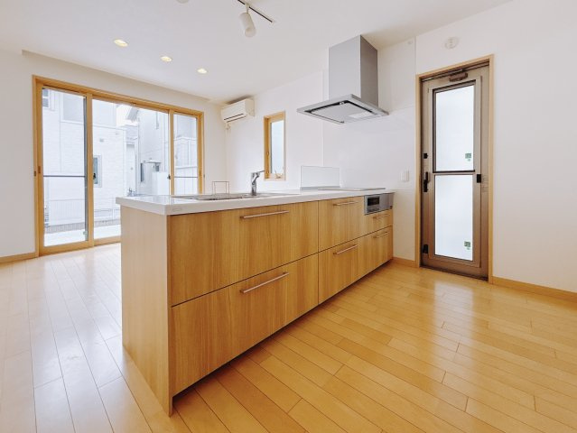 【中古戸建】足利市八椚町のキッチン|■キッチン｜お料理をしながら会話も弾むカウンターキッチン。出来上がったお料理をカウンター越しからお子様に運んでもらったりと、お手伝いも楽しくしてもらえることができます♪