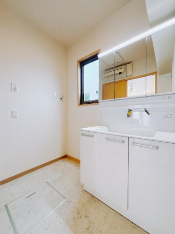 【中古戸建】足利市八椚町の洗面所|■洗面室｜三面鏡の洗面台は鏡の裏が収納ポケットになっているので、ヘアケア用品や歯ブラシなどでごちゃつきがちな洗面台周りがスッキリ片付きます。　