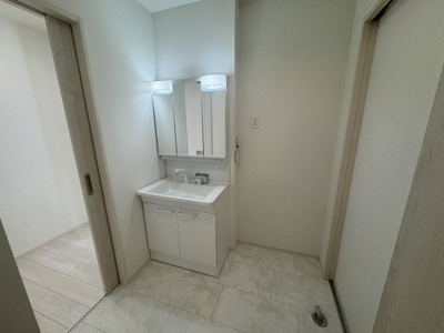 【独立洗面台】 | 南城市知念久手堅（全4棟）A号棟 | A号棟　三面鏡付き洗髪洗面化粧台♪