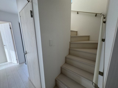 【内装】 | 南城市知念久手堅（全4棟）A号棟 | A号棟　手すり付き階段♪