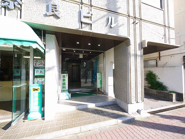 新奈良ビルのエントランス