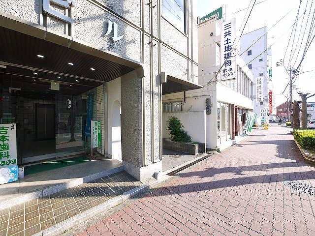 新奈良ビルのエントランス