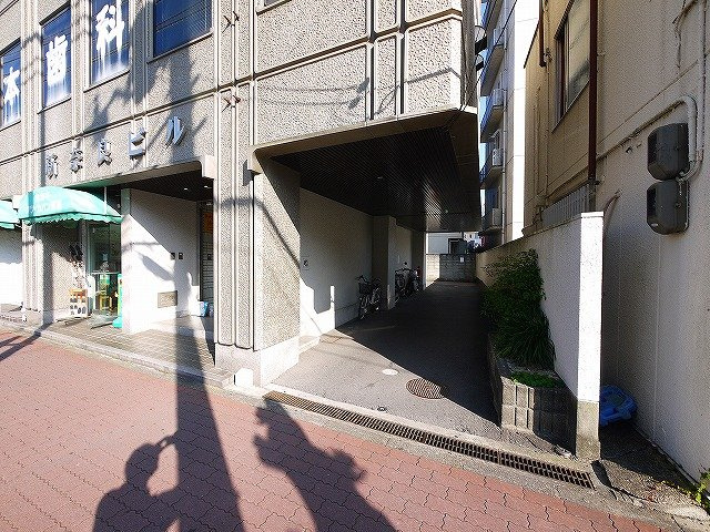 新奈良ビルのエントランス