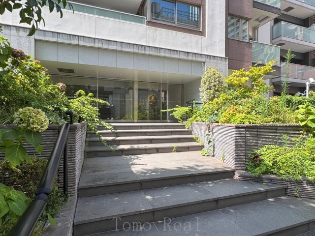 コンフォリア赤坂のエントランス