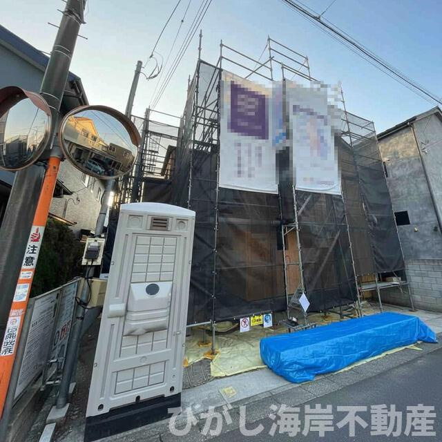 茅ヶ崎市南湖6丁目　新築戸建の前面道路含む現地写真| 建築中　現地外観