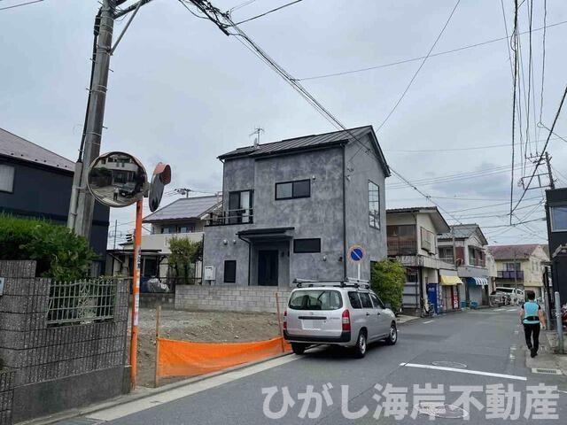 茅ヶ崎市南湖6丁目　新築戸建の前面道路含む現地写真| 建築中　現地外観