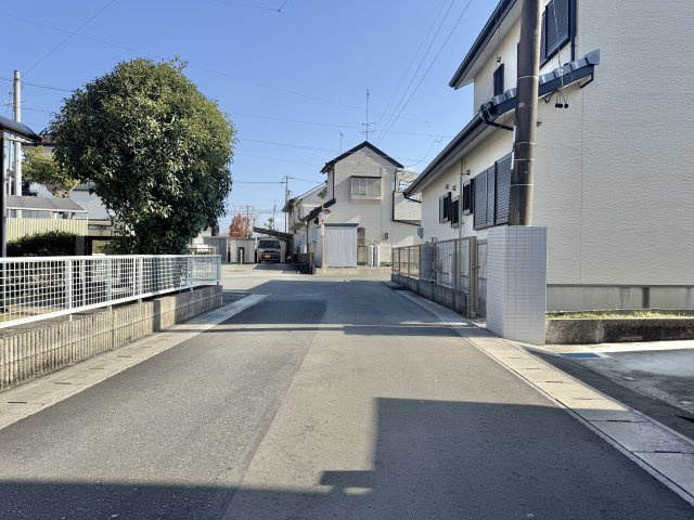 浜名区東美園の前面道路含む現地写真|前面道路東側を向いて撮影しました。