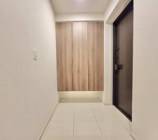 【玄関】 | 【玄関】脱ぎ履きのしやすいゆとりのある玄関スペースです。大きなシューズボックスを完備しています。