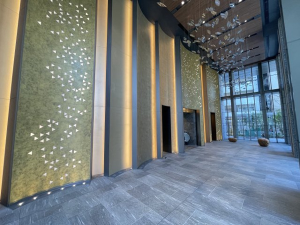 【エントランス】 | 【エントランスホール】アート空間に高揚を覚える、華やかで優美な迎賓空間です。