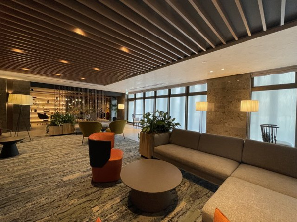 【ロビー】 | 【オーナーズラウンジ】歓談や待ち合わせの場にお使いいただけるこだわりの空間です。ワーキングスペースもございます。