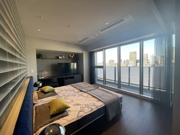 【その他共用部分】 | 【ゲストルーム①】広々としたベッドを備えた華やかなゲストルーム。ゆったりとおもてなしいただけます。