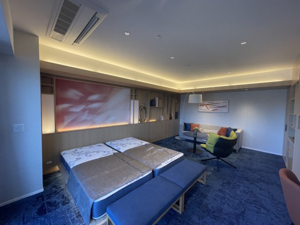 【その他共用部分】 | 【ゲストルーム②】広々としたベッドを備えた華やかなゲストルーム。ゆったりとおもてなしいただけます。